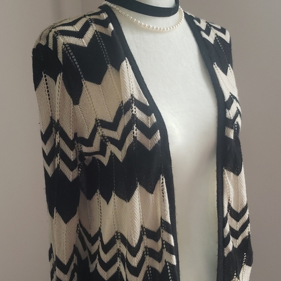 SALE 🤍🖤 Candie's Chevron Cardigan - Picture 2 of 5